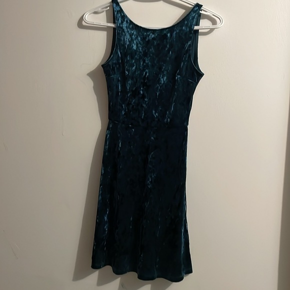H&M Dresses & Skirts - H&M velvet dress